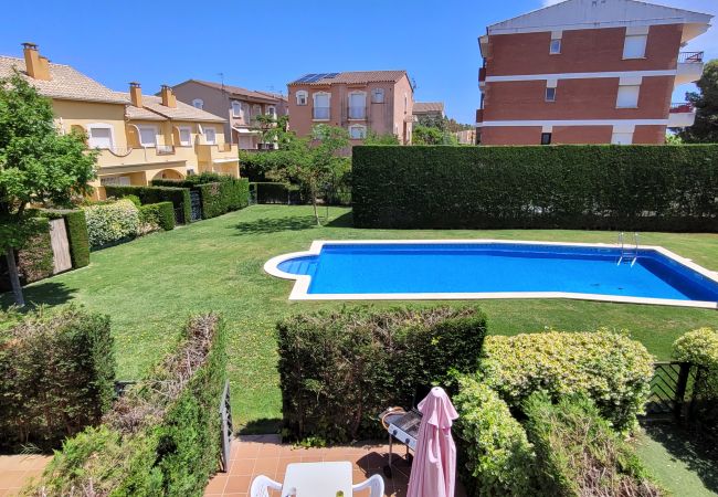 Vista a la piscina comunitaria desde la primera planta.